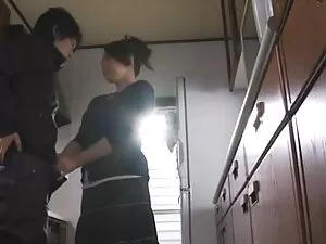 近くの家で洗われた二つのブルネット 一徹 ...