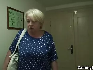 キャストの友人は鞭で彼女を罰する 女性  ...