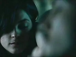 スキニーの女の子は彼女の指と手で美しく自 ...