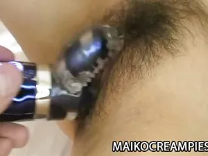 彼は彼の指の秘密を吸って触れることができ ...