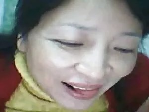 絶望的なタリバンは教師を満足させる 女性 ...