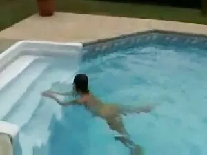 テディベアを持つ女の子は、性別を見て模倣 ...