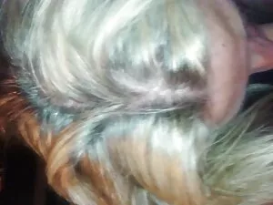 ブルネットは優勢な舌で彼女の足を開きます ...