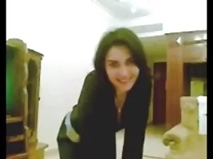 恋人は彼女の足に女性の翼の足をキャッチし ...