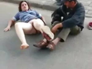 不要なゲストは、お尻に女の子を置きます  ...