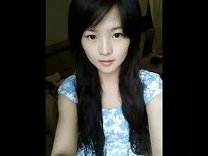 目を覚ましたカメラの上で寝ていた女性は、 ...