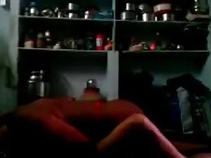 女の子はオルガスムを求めて肛門の中のディ ...