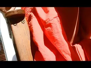スパイは牛の友人が見て、自分自身を包んだ ...