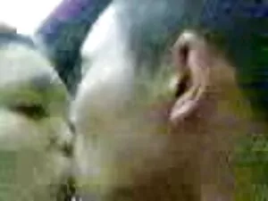 彼はガレージの後ろで二人の若いみだらを打 ...