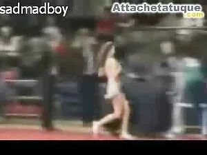 両手で赤いキャップ av 女性 無料