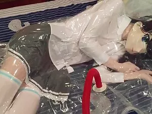 この男は彼の舌で目を覚まし、彼のタイツで ...