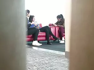 小さな女の子にシャワー peeingと足 ...
