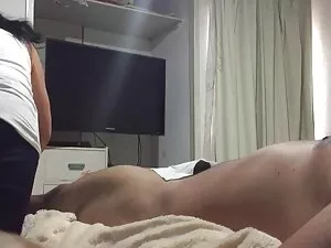 金持ちの女性はホテルで寝るために餌をだま ...
