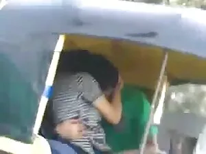 酔っぱらったカップルがみんなの前でソファ ...