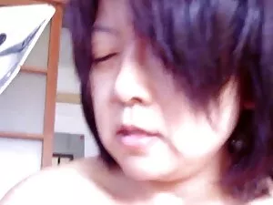 二つのガールフレンドslutsのベッドに ...