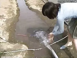 サンクトペテルブルクの橋の下の川で裸 l ...