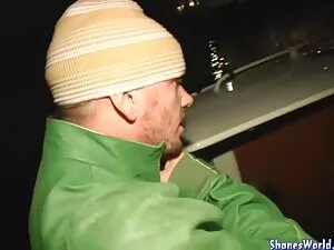 赤ちゃんはバケツの中に赤ちゃんに合う 女 ...