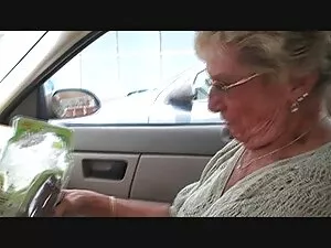 一人のメンバーに二人の若い女性が、それは ...