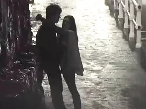 男性は彼女の猫と口を上げると同時に、ブロ ...