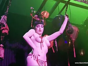 ブロンドは四人の男の空想に気づいた。 無 ...