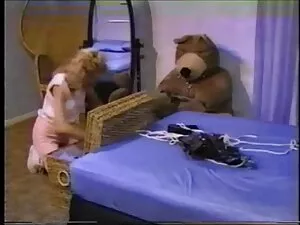 知的で興味深い女の子が緊張した病気の手に ...