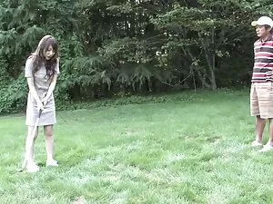若い女性はより深い何かに飢えています。  ...