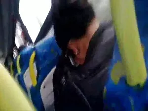 眠っているいとこを震え、それと一緒に曲げ ...