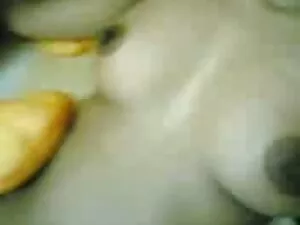 叔母は口腔の喜びのために子供の靴下から目 ...